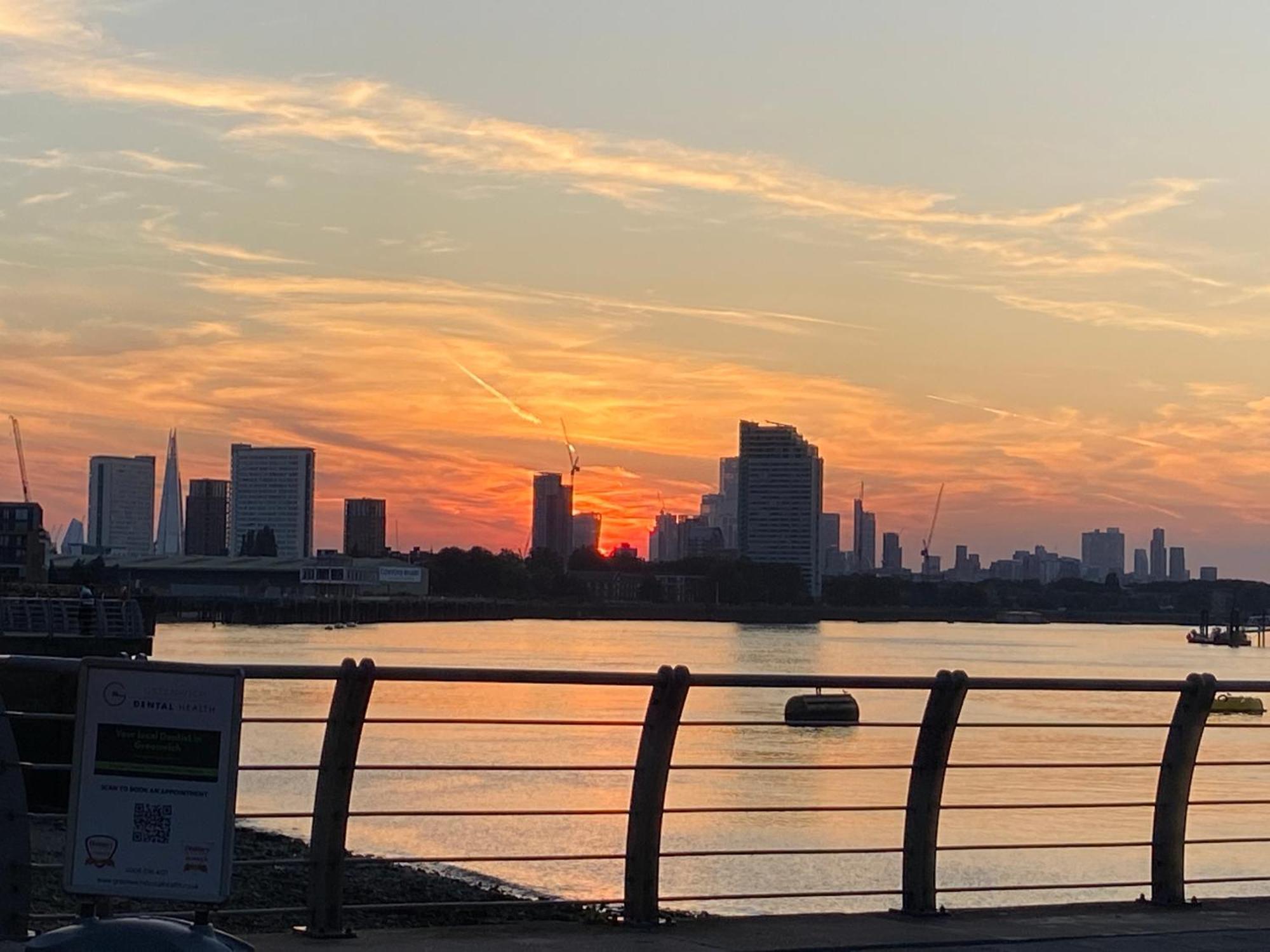 Separate Rooms By The Thames ลอนดอน ภายนอก รูปภาพ